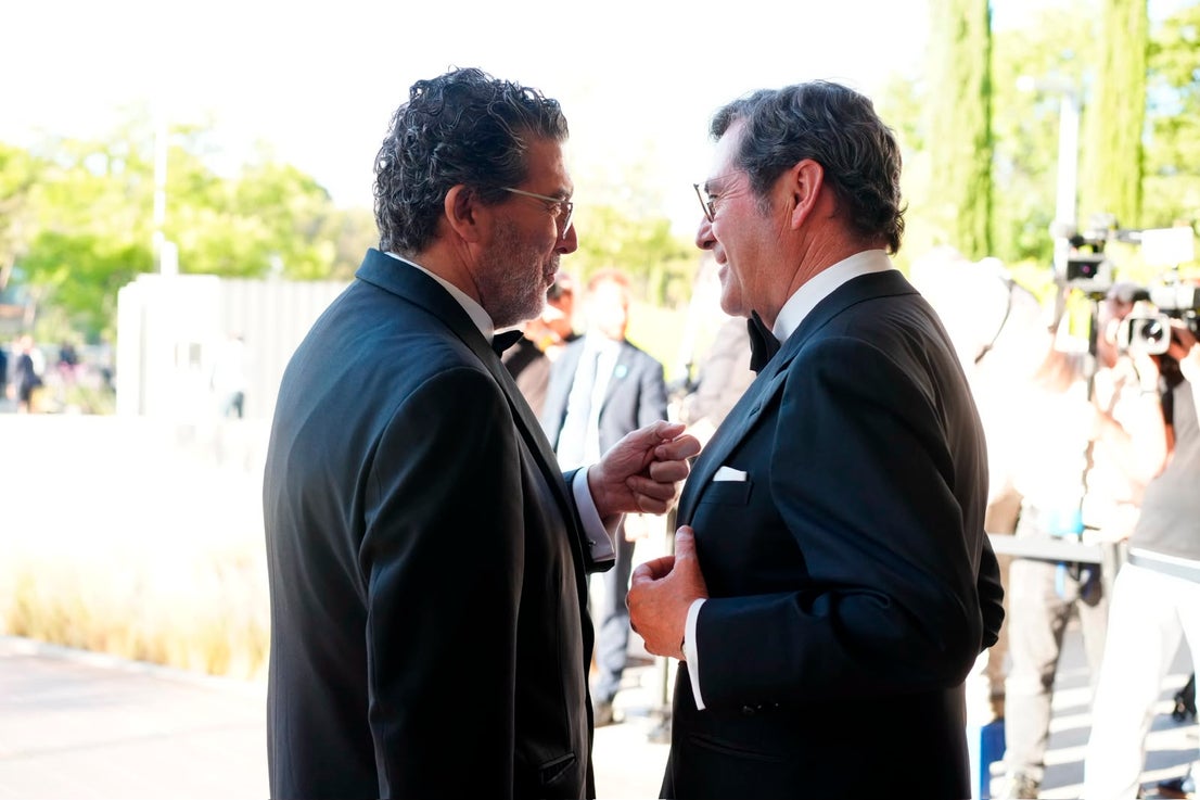 El director de ABC, Julián Quirós, y el presidente de la CEOE, Antonio Garamendi, en la entrada del edificio de Vocento