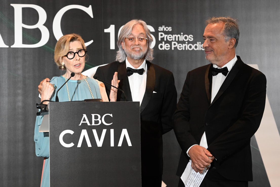 Ima Sanchís, Víctor-M. Amela y Lluís Amiguet, galardonados con el Premio Luca de Tena, reivindican «la diversidad de lo humano» en la cena de los Cavia