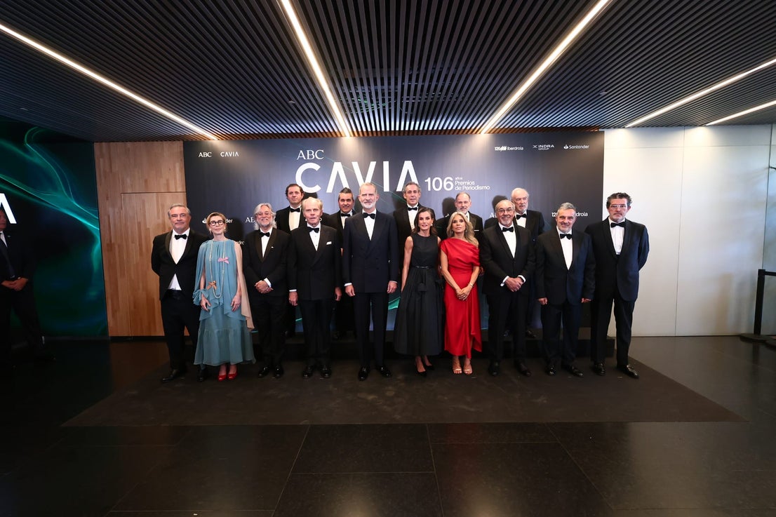 Sus Majestades los Reyes, los premiados Karina Sainz Borgo (columnista de ABC), José María Gallego y Julio Rey (viñetistas), Víctor-M. Amela, Ima Sanchís y Lluís Amiguet (contra de 'La Vanguardia'), junto a Ignacio Eyriès (presidente de Vocento), Julián Quirós (director de ABC), José Manuel Rodríguez (responsable de Relaciones Institucionales en el gabinete de Presidencia de Iberdrola), Josep Mª Recasens (CEO Indra), Jaime Pérez Renovales (Secretario General y del Consejo de Administración del Banco Santander) y Santiago Muñoz Machado (presidente del jurado)