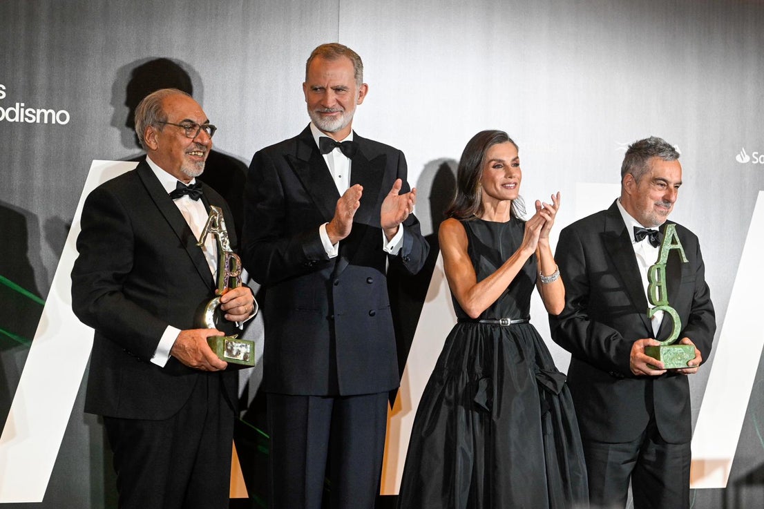 José María Gallego y Julio Rey reciben el premio Mingote de Sus Majestades los Reyes