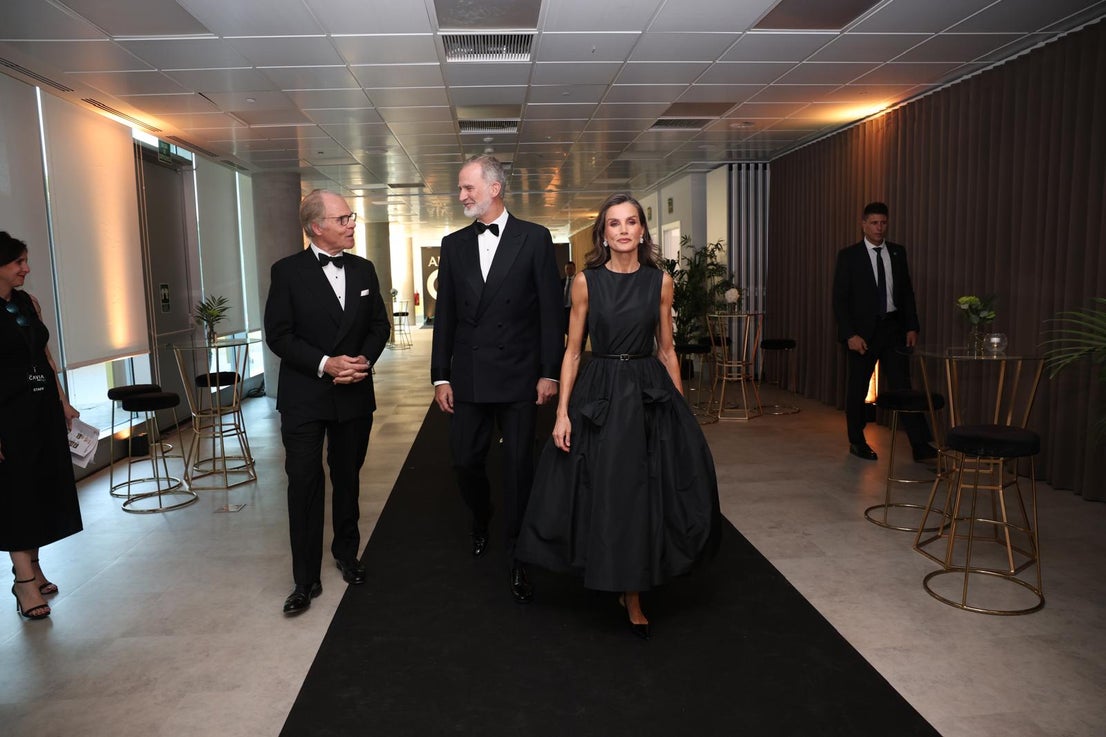 El presidente de Vocento, Ignacio Eyriès, junto a los Reyes Felipe VI y doña Letizia