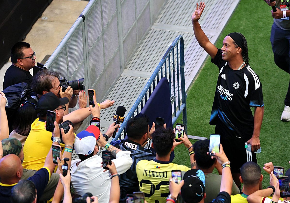 Ronaldinho amenaza con volver a jugar y habla de España: «Tiene jugadores jóvenes con talento, los veo bien»