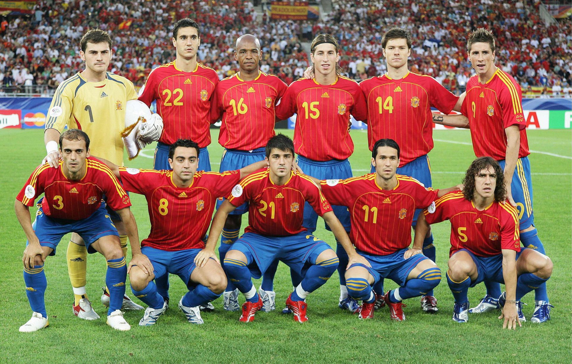 Los jugadores de España antes del partido contra Túnez, durante la fase de grupos, en Stuttgar, el 19 de junio de 2006