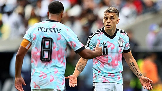 Tielemans y Trossard, del amago de tortas a un épico abrazo