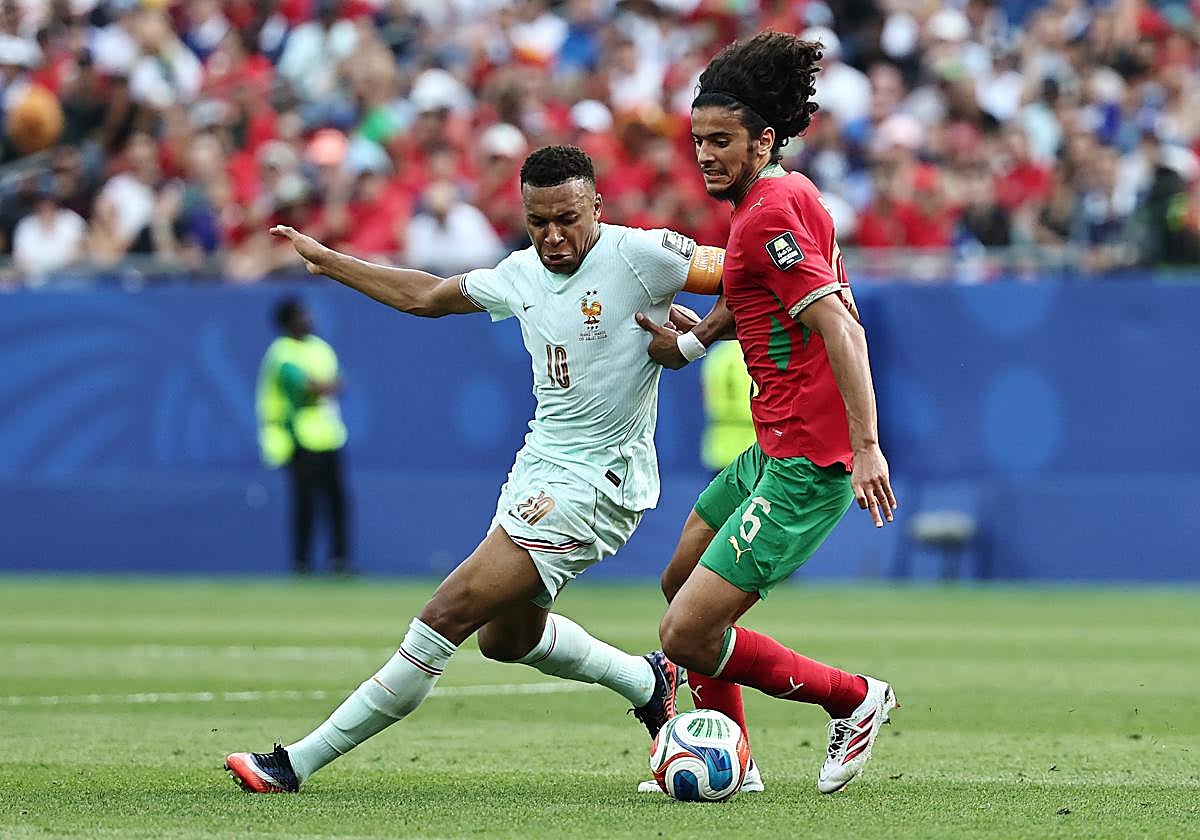 Kylian Mbappe en una acción contra Ayyoub Bouaddi