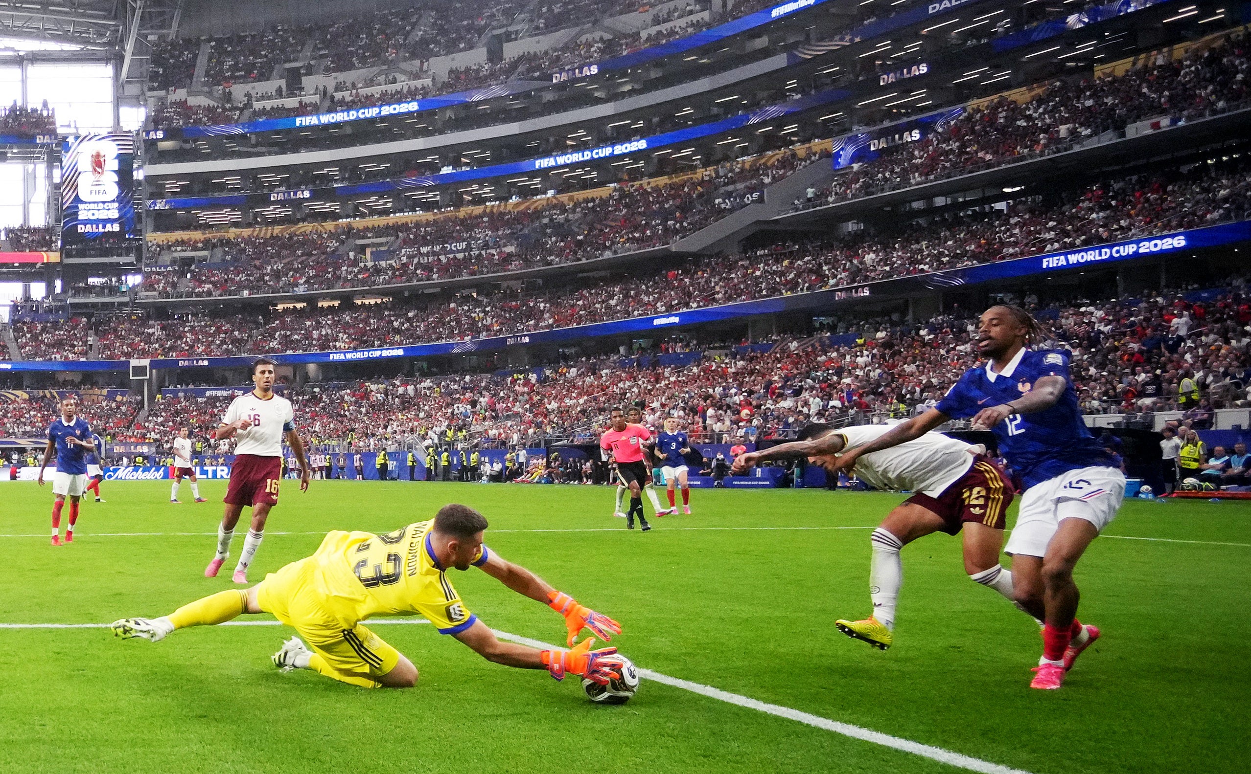 Unai Simón salva una ocasión francesa