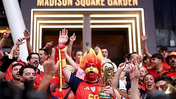 La afición española organizó su propio banderazo a las puertas del Madison Square Garden