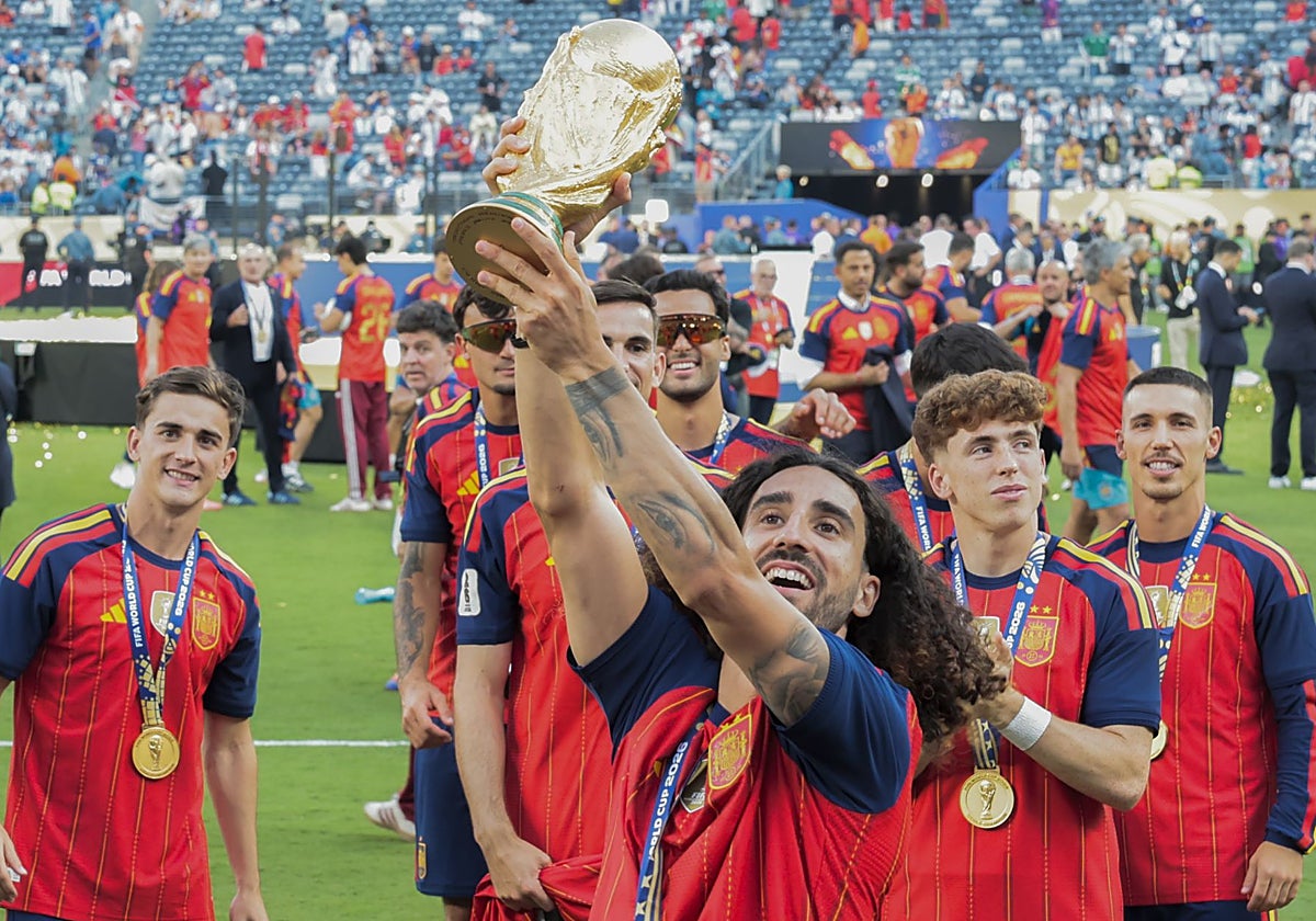 Cucurella levantó la Copa del Mundo y tendrá que cumplir su mediática promesa