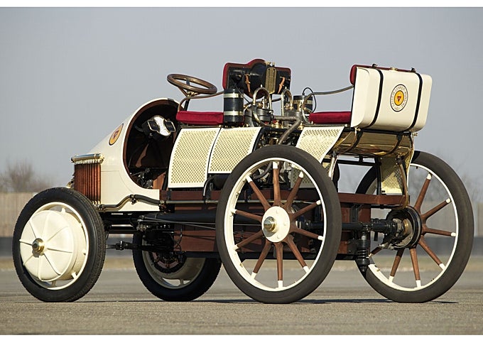 El Lohrner Porsche «Semper Vivus», contaba con dos motores eléctricos, integrados en las ruedas delanteras, y uno de combustión para recargar las baterías