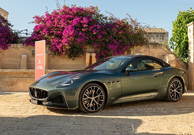 Para Maserati, identidad significa Gran Turismo italiano y rendimiento de lujo sin esfuerzo: un equilibrio natural entre potencia y gracia, ingeniería y estilo, emoción y control