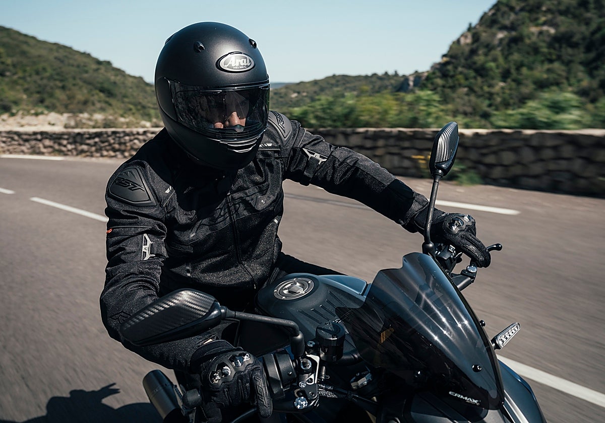 El verano sobre dos ruedas: novedades y tendencias en equipamiento motero