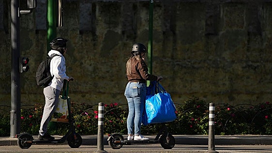 Novedades en las normas de circulación: prohibición de patinetes eléctricos a menores de 15 años y casco obligatorio para 'riders'
