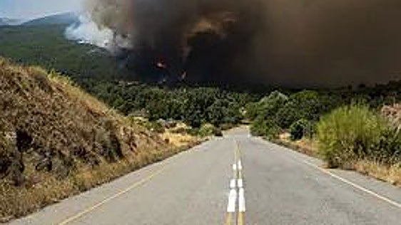 El peligro que no avisa en la carretera: ¿qué hacer si te cruzas con un incendio forestal?