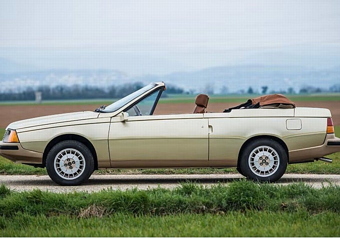 Inicialmente el prototipo era de color blanco, pero hoy día aparece bajo este verde biege