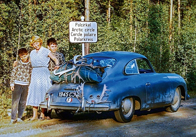 La fotografía en color recuperada del verano de 1955 que devolvió a la luz esta épica aventura familiar a bordo del 356