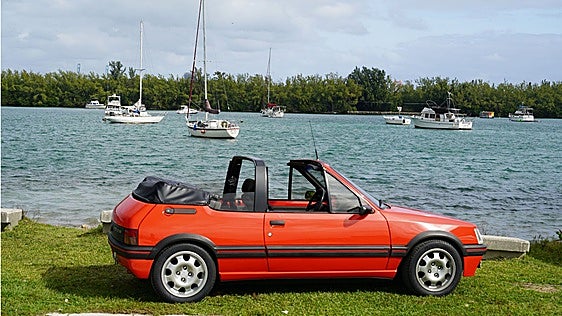 Verano de 1986, el toples del Peugeot 205