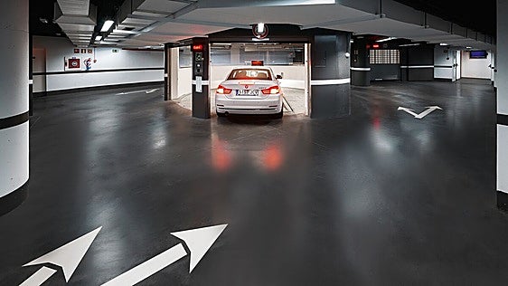 ¿Sabías lo que es un ascensor para coches? Descubre quién puede montarlo, qué revisiones hay que pasar ó cuánto puede cargar