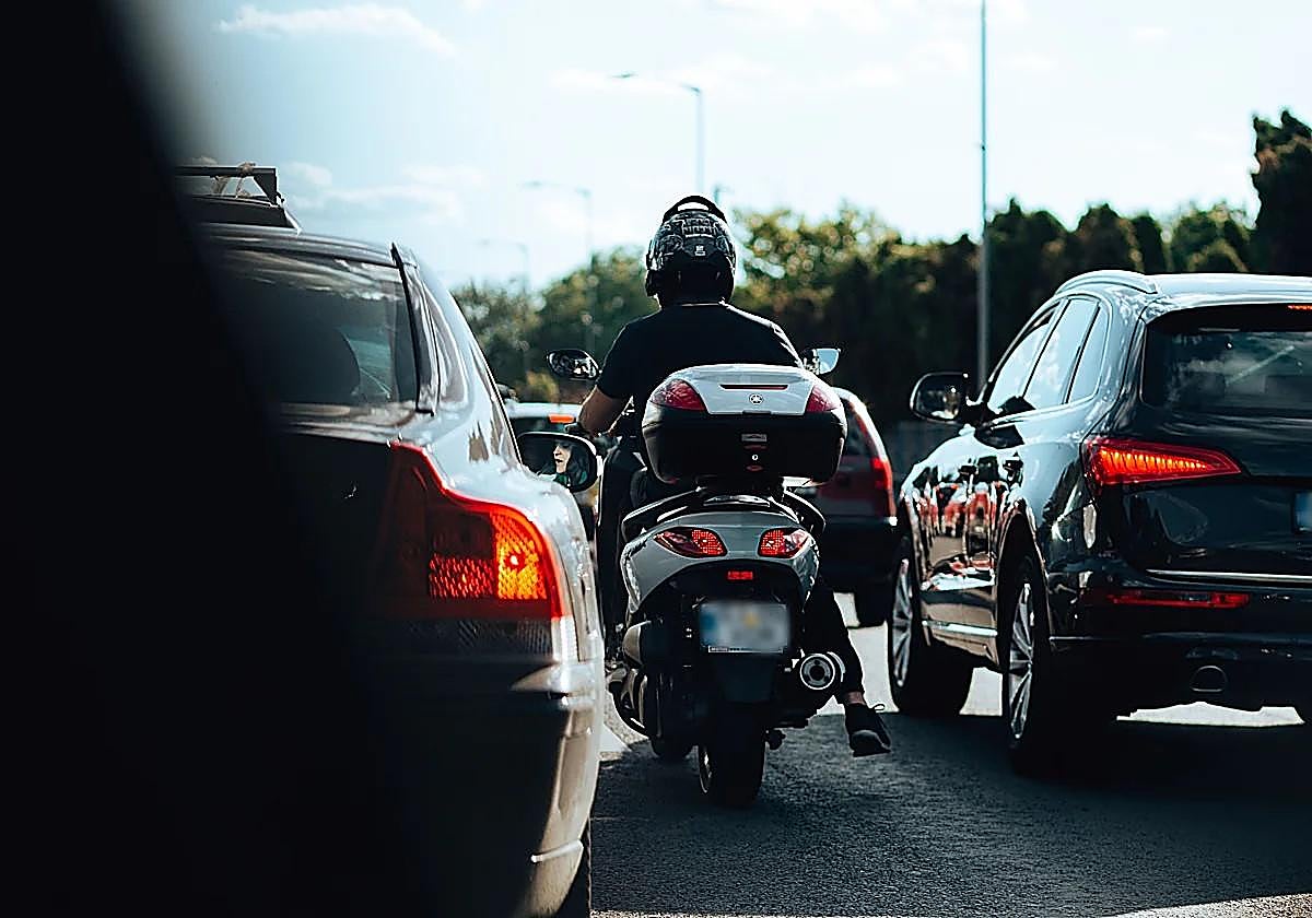 La DGT cambia las normas para las motos a partir de octubre: las nuevas medidas obligatorias para los conductores