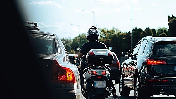 La DGT cambia las normas para las motos a partir de octubre: las nuevas medidas obligatorias para los conductores