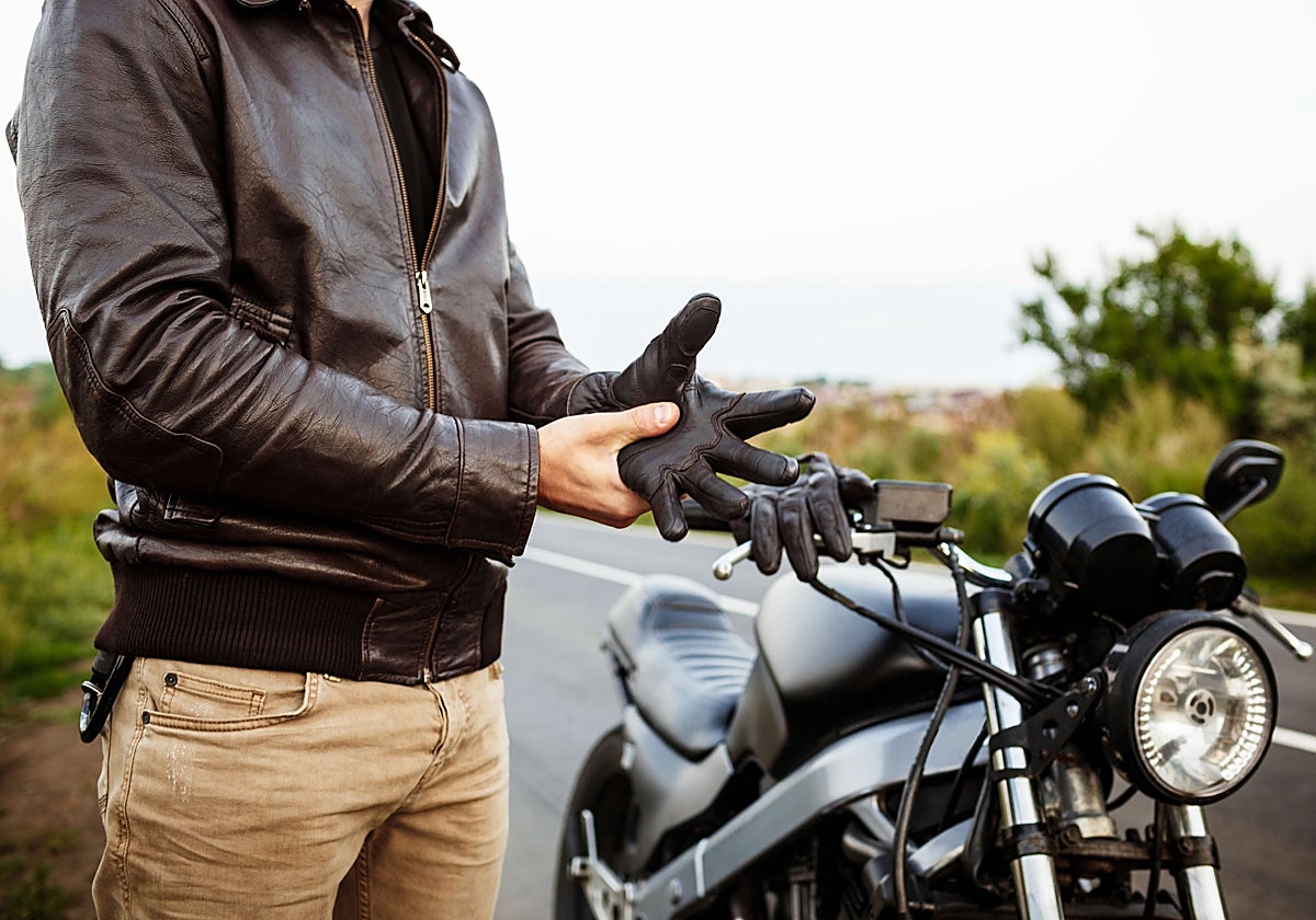 Guantes obligatorios en moto: AMV los incluye sin coste en la cobertura de todas sus pólizas
