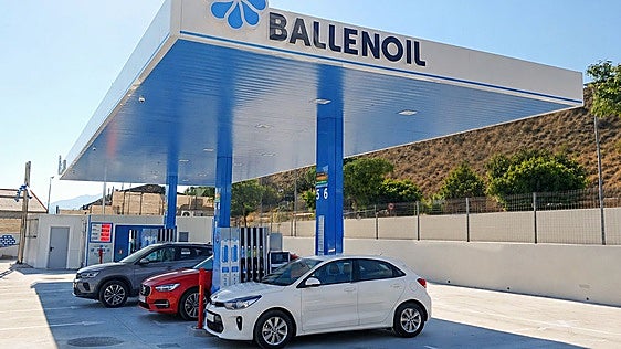¿Qué llevan realmente los carburantes aditivados?: la tecnología detrás del combustible 'low cost'