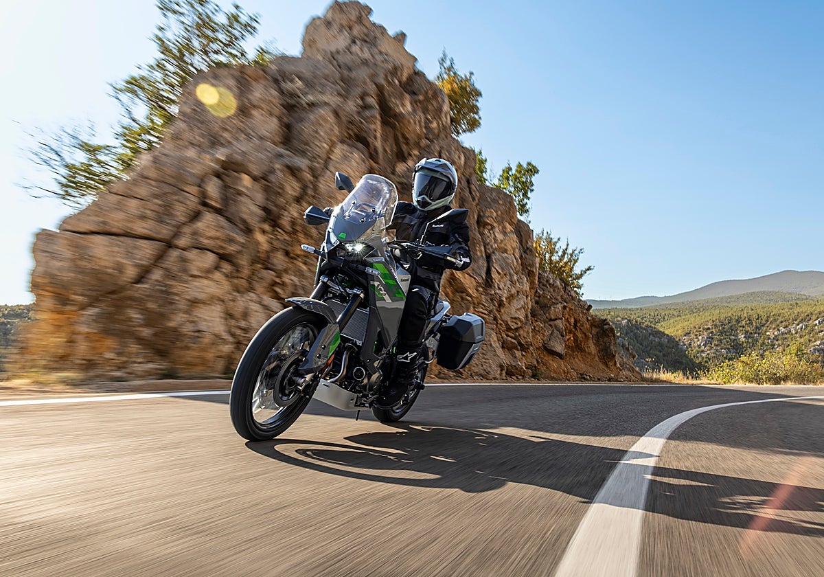 Kawasaki lanza la KLE650, una trail para viajar