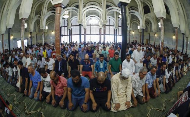 Musulmanes rezan en la mezquita del Centro Islámico de Madrid.