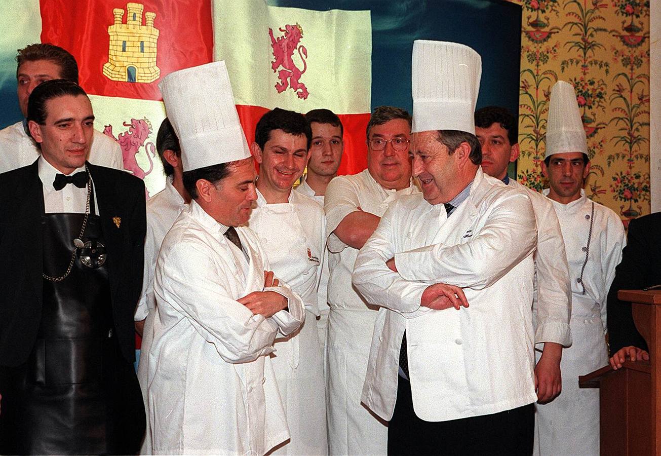 04.05.99 El consejero de Industria, Tomás Villanueva y el director general de Turismo, Dionisio Miguel Recio posan con sesenta restauradores de toda la comunidad participantes en las Jornadas gastronómicas de Castilla y León en el Año Jacobeo.