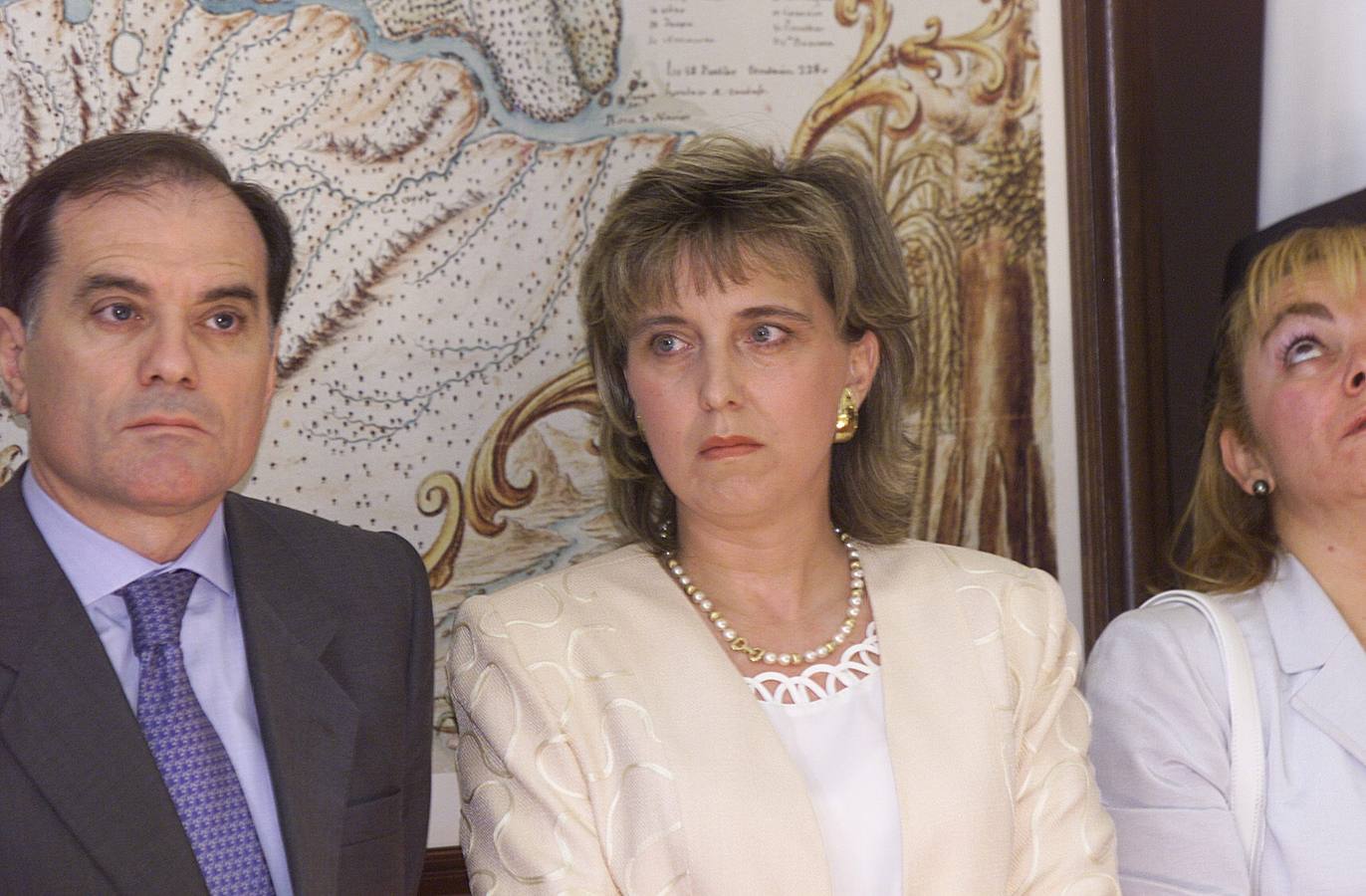 01.06.00 María José Salgueiro (c), nueva consejera de Presidencia y Administración Territorial en sustitución de Jesús Mañueco, durante el acto de la toma de posesión del cargo, acompañada por Isabel Carrasco (d) y Tomás Villanueva (i).