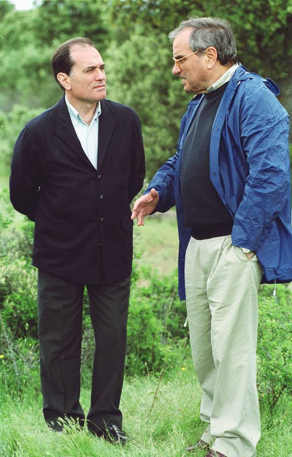 04.06.00 El vicepresidente primero y consejero de Cultura de la Junta de Castilla y León, Tomás Villanueva (i), conversa con el presidente de Endesa, Rodolfo Martín Villa, durante el XIII concurso nacional completo de hípica, celebrado en Pedraza.