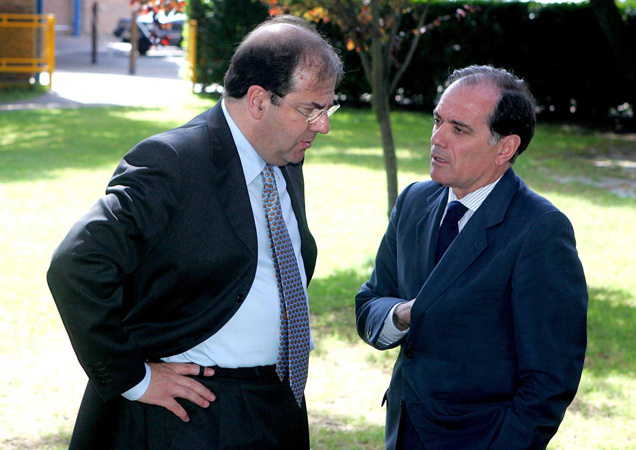 24.06.04 Juan Vicente Herrera, presidente de la Junta, habla con Tomás Villanueva antes de la reunión del Comité Ejecutivo Regional del PP. 