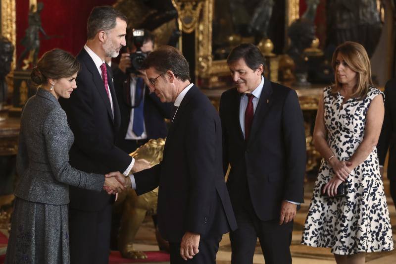 Consternación y gestos serios han sido la tónica general en la tradicional recepción que los Reyes ofrecen en el Palacio Real tras el desfile del 12 de octubre