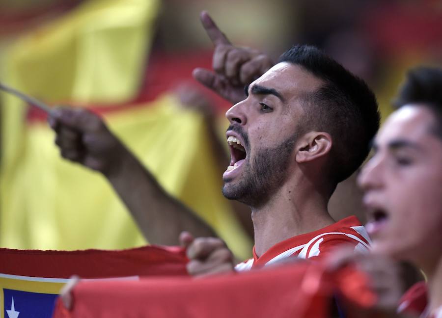 Una multitud de aficionados del Atlético de Madrid lució los colores nacionales en el partido ante el Barcelona.