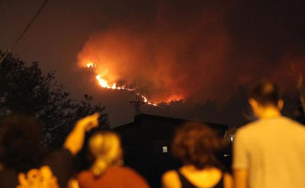 Imagen principal - La ola de incendios en Galicia deja tres muertos y miles de hectáreas calcinadas