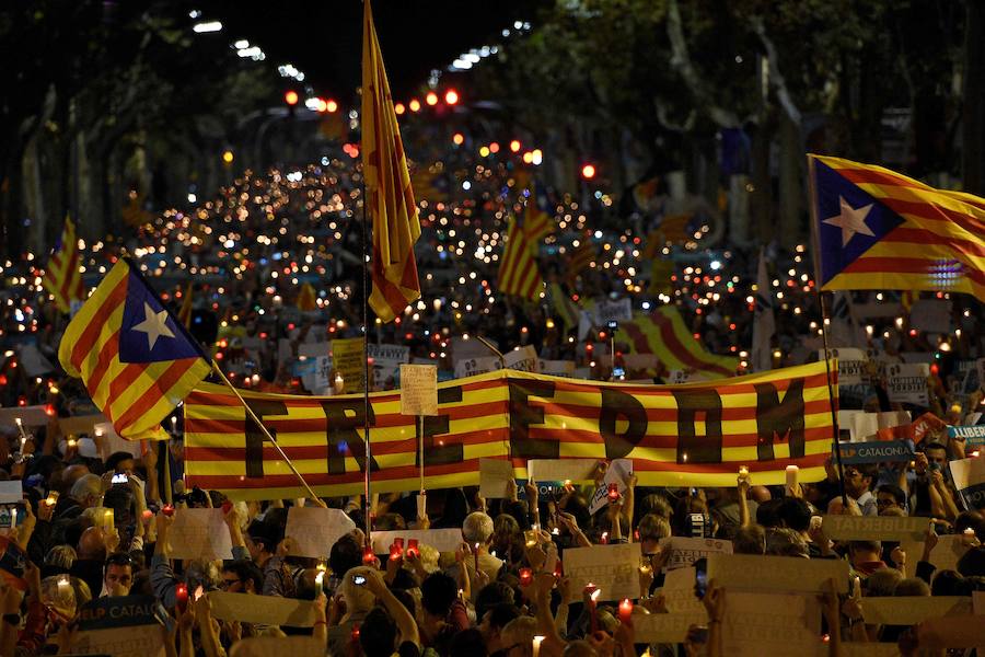 Unas 200.000 personas protestan en Barcelona por encarcelamiento de del presidente de la ANC, Jordi Sànchez, y del de Òmnium Cultural, Jordi Cuixart.