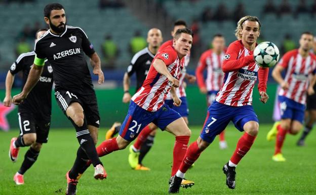 Gameiro (i) y Griezmann, ante el Qarabag.