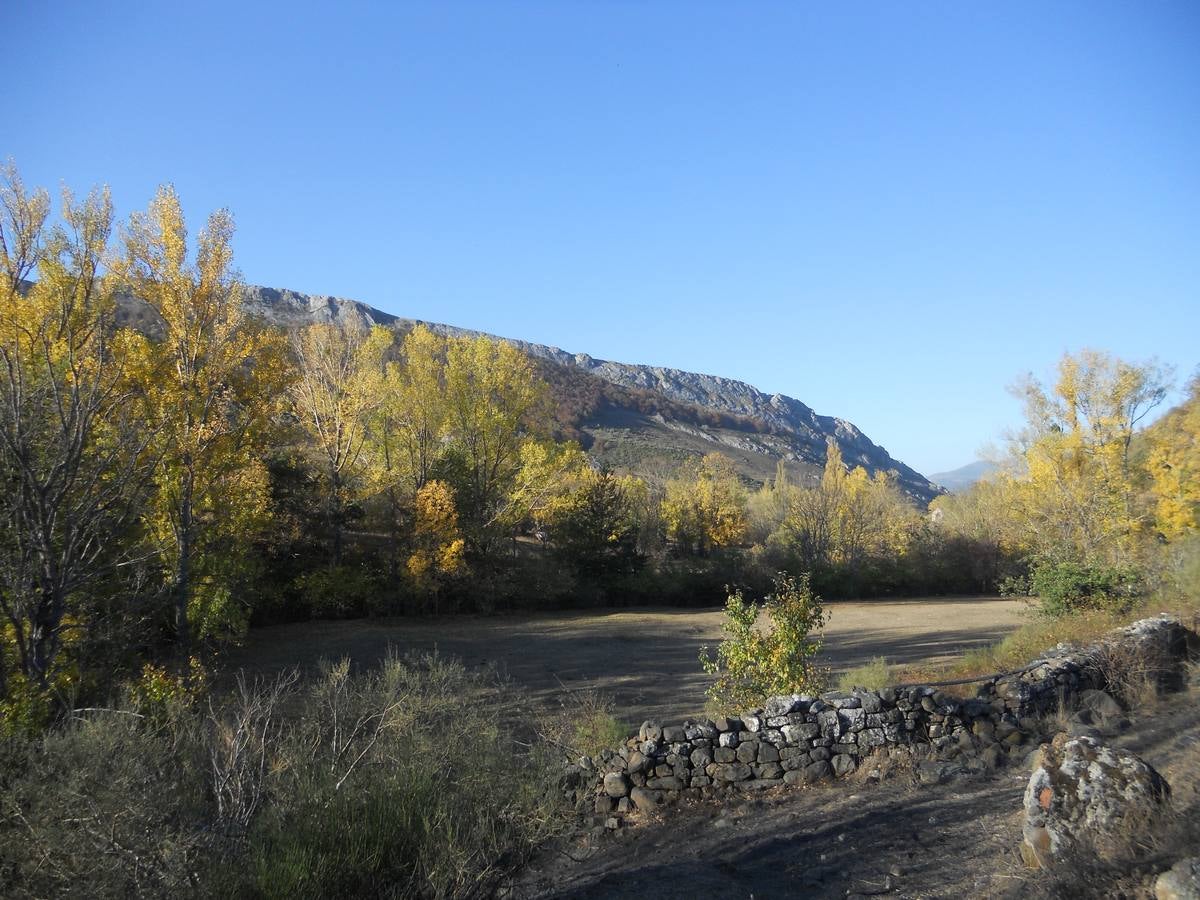 La ruta parte de la localidad de Santa María de Redondo, siguiendo el curso del río Pisuerga, hasta llegar a la magestuosa cueva de Fuente Cobre