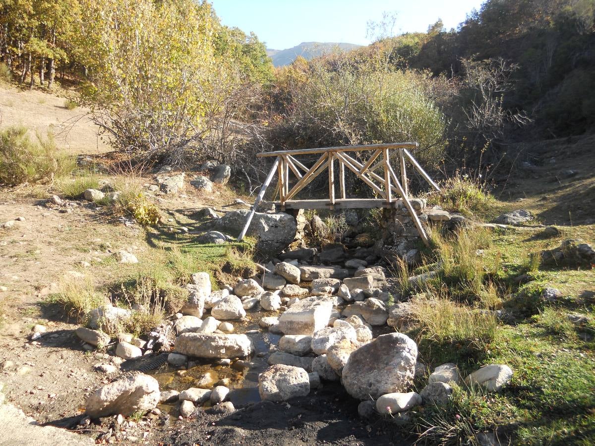 La ruta parte de la localidad de Santa María de Redondo, siguiendo el curso del río Pisuerga, hasta llegar a la magestuosa cueva de Fuente Cobre