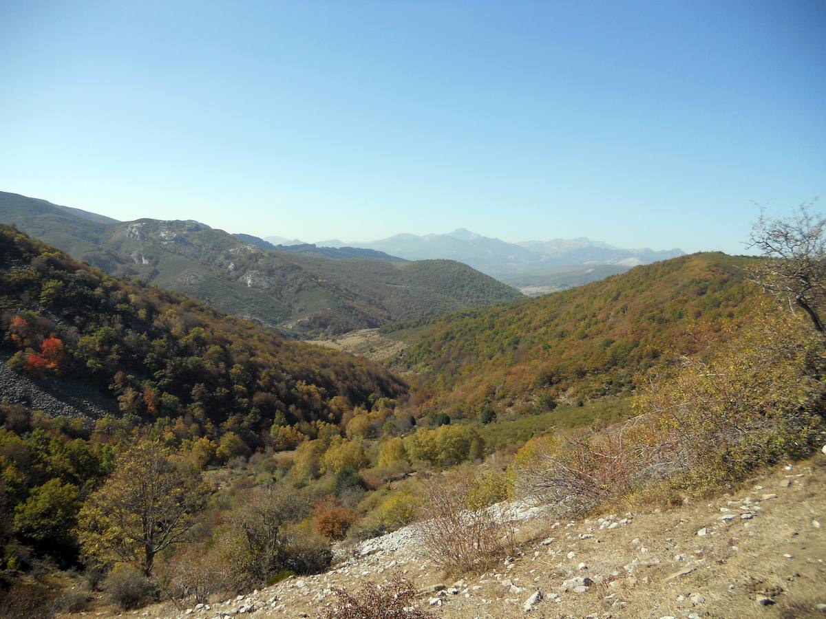 La ruta parte de la localidad de Santa María de Redondo, siguiendo el curso del río Pisuerga, hasta llegar a la magestuosa cueva de Fuente Cobre