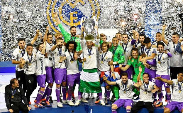 Los jugadores del Real Madrid alzan la 'orejona'. 