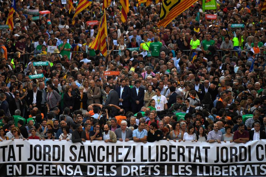 Miles de personas, con el Govern al frente, se manifiestan contra la aplicación del 155 y piden la liberación de los 'Jordis'.