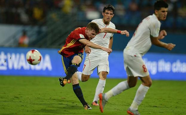 Sergio Gómez dispara a gol ante Irán.