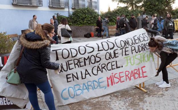 Amigos de las víctimas colocan una pancarta en la entrada de los juzgados.