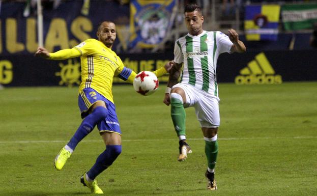 El delantero del Betis Sergio León (d) y el defensa del Cádiz Servando Sánchez (i).