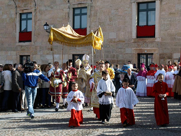 La Villa Ducal recreó la traslación del Santíssimo Sacramento y la inauguración de la Colegiata de San Pedro