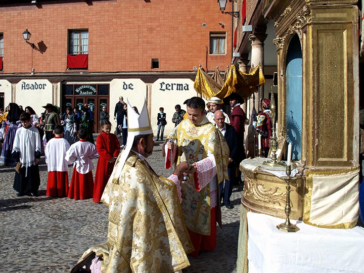 La Villa Ducal recreó la traslación del Santíssimo Sacramento y la inauguración de la Colegiata de San Pedro