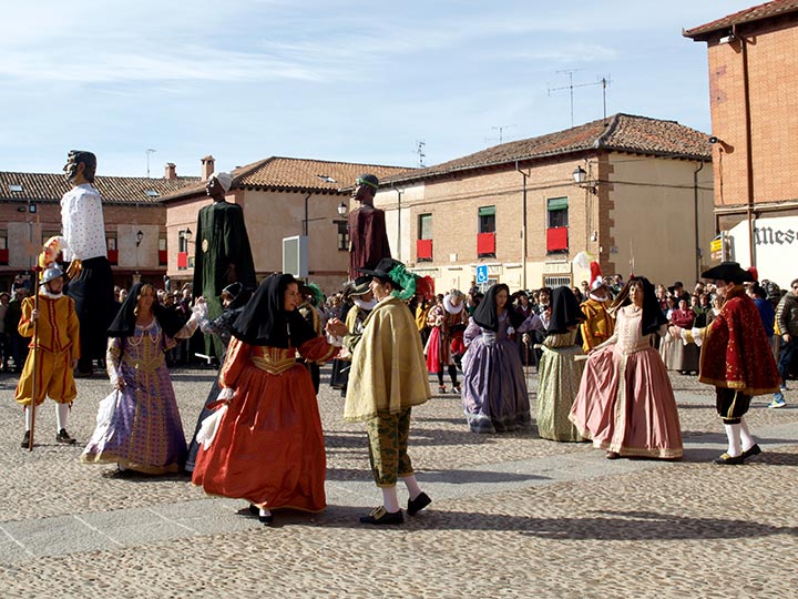 La Villa Ducal recreó la traslación del Santíssimo Sacramento y la inauguración de la Colegiata de San Pedro