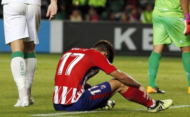 Luciano Vietto se lamenta en el partido ante el Elche. 