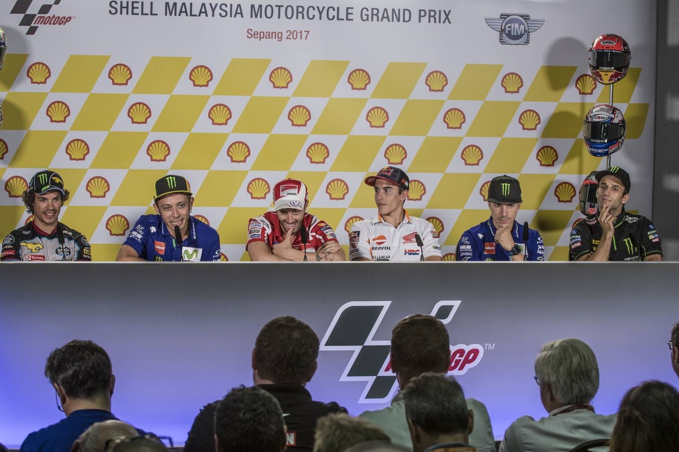 Buen ambiente entre Franco Morbidelli, Valentino Rossi, Andrea Dovizioso, Marc Márquez, Maverick Viñales y Zarzo. 