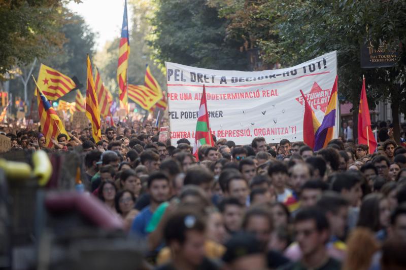 Cientos de personas se manifiestan en Barcelona en protesta por la aplicación del artículo 155 y para pedir la liberación de Jordi Sànchez y Jordi Cuixart